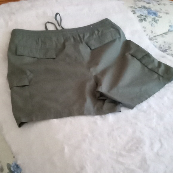 NWOT Gap men's XL cargo shorts in green cotton, nylon, spandex blend 6 pockets - Picture 2 of 9